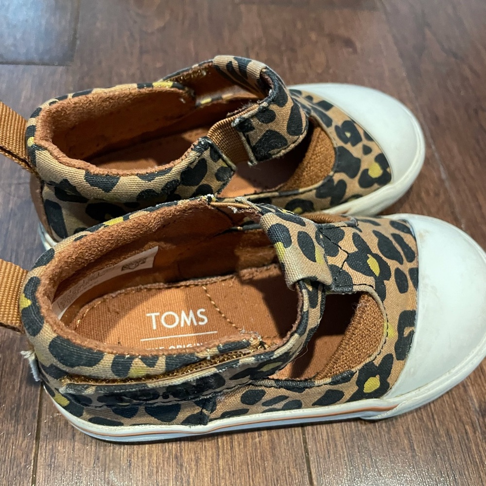 Toms Leopard Print Shoes size 6 (Toddler)